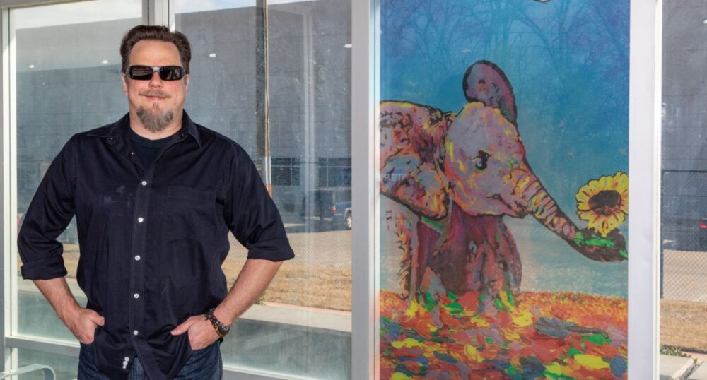 Blind Artist Brings Vibrancy to North Texas