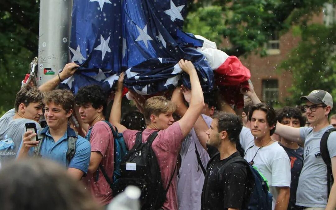 Dios bendiga a estos niños: los hermanos de la fraternidad de la UNC protegen la bandera estadounidense en medio de las protestas en el campus