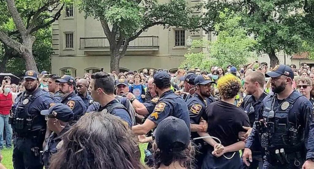 Police arrest anti-Israel demonstrators at the University of Texas at Austin, on April 24, 2024. | Image by Wikimedia Commons