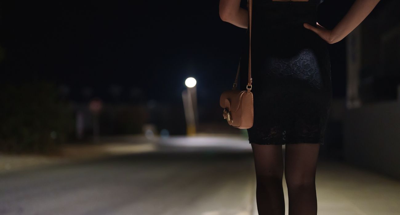 Prostituta en la calle | Imagen de M-Production/Shutterstock
