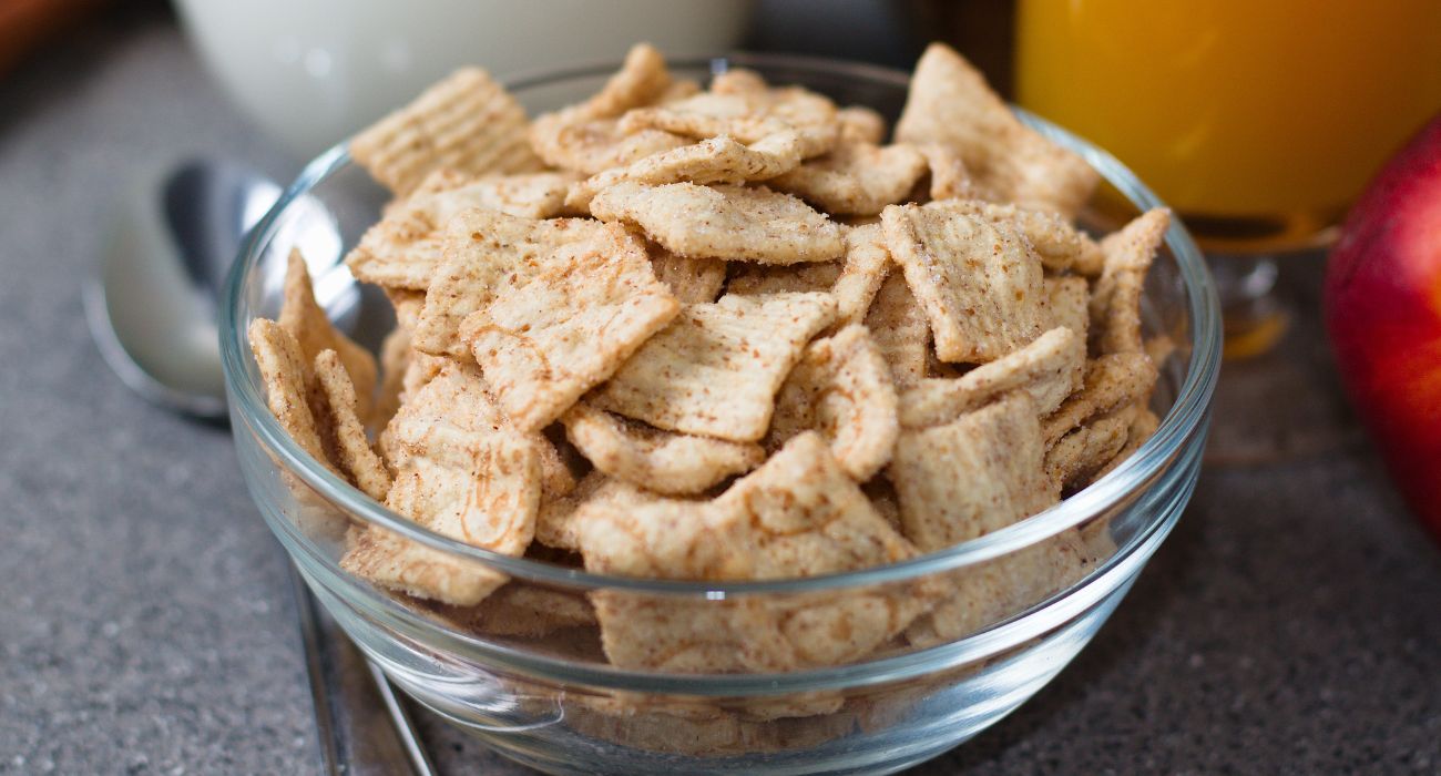 Glass bowl of breakfast cereal with cinnamon flavor | Image by Nannycz/Shutterstock