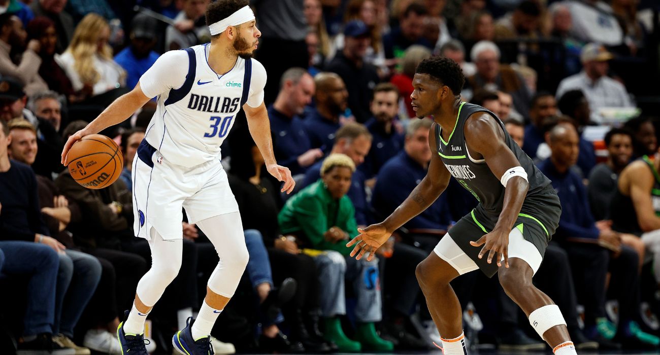 Seth Curry #30 of the Dallas Mavericks dribbles the ball against Anthony Edwards #5 of the Minnesota Timberwolves | Image by David Berding/Getty Images