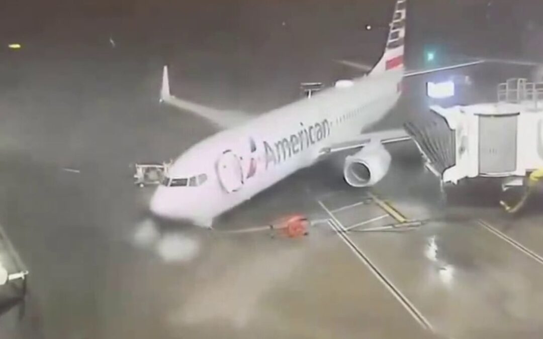 VIDEO: Wind Gusts Push Plane Away From Gate