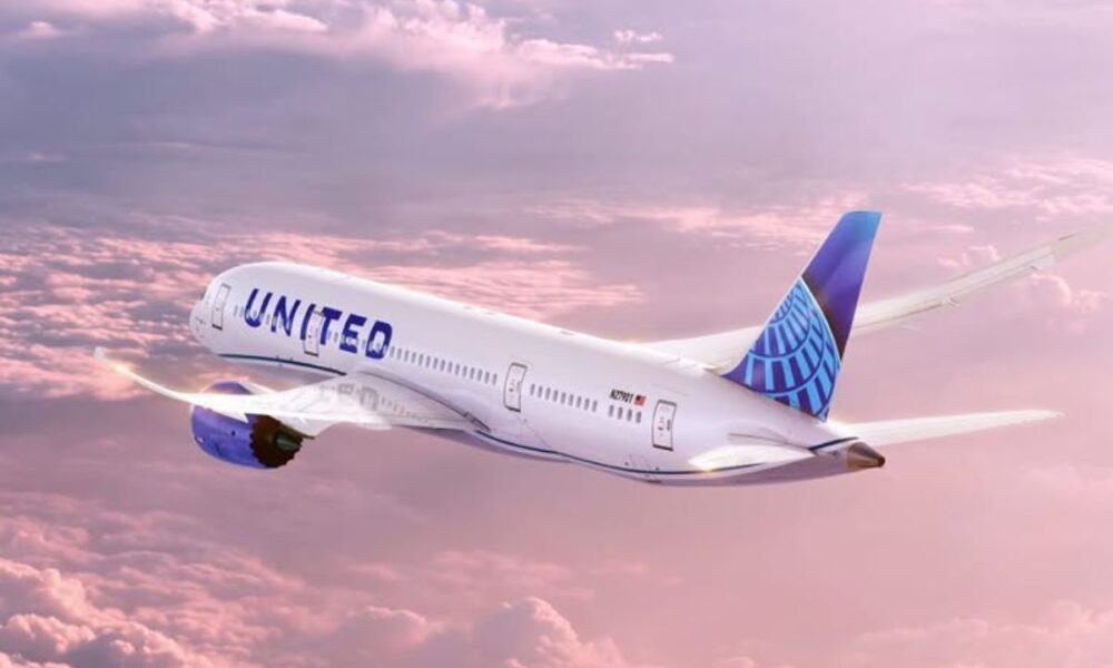 United Airlines Back In The Air After Tech Glitch Grounds Flights, Causes Over 1,000 Delays