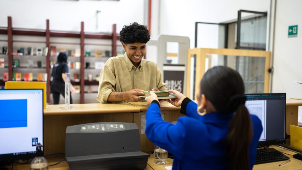 Dallas ISD Students Check Out Record Number Of Books After New Cellphone Policy